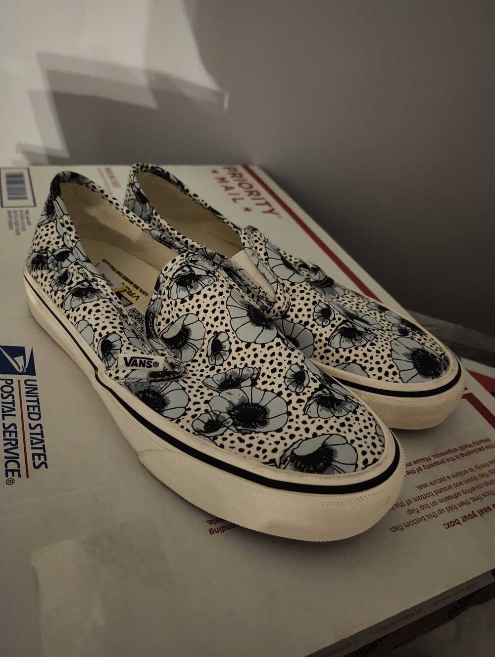 Vans Women’s 6.5 Slip-On Sneakers in White with Black Floral Print New
